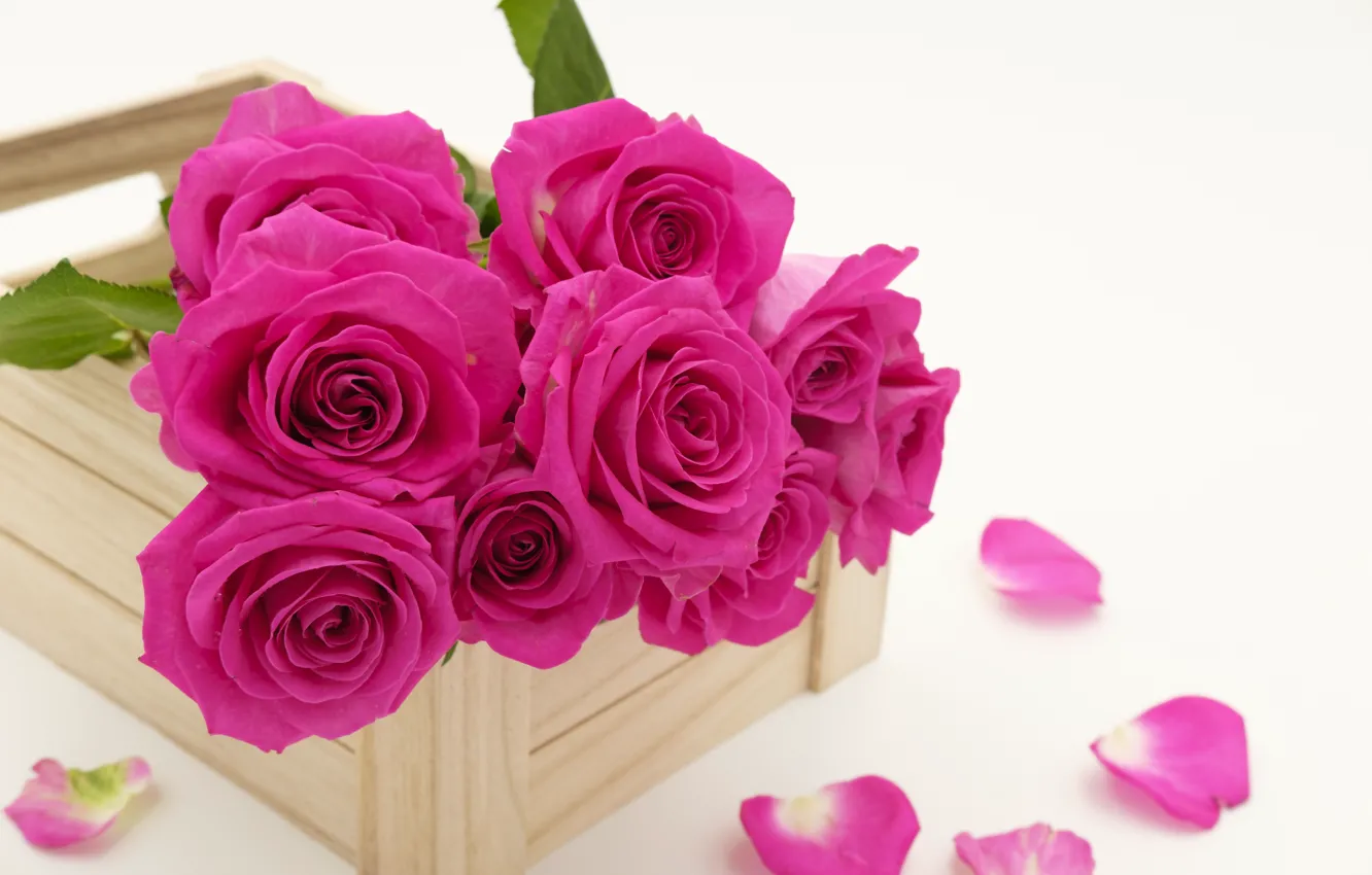 Фото обои розы, букет, лепестки, bouguet, бутоны роз, деревянный ящик