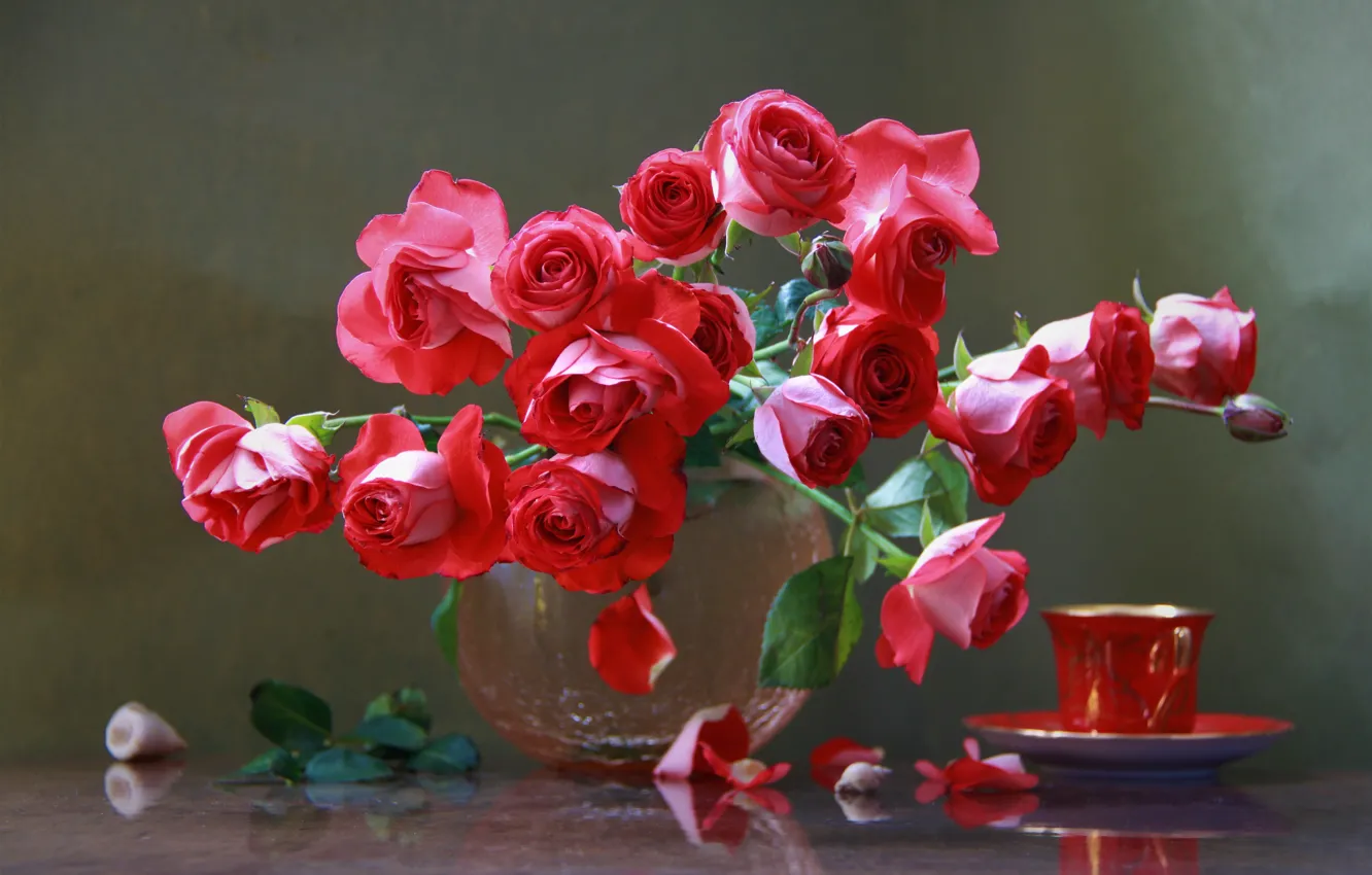 Фото обои цветы, розы, лепестки, чашка, ваза, ракушки, Наталья Кудрявцева