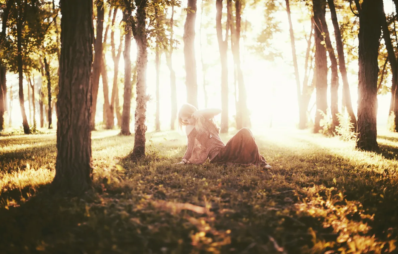 Фото обои лес, девушка, свет, настроение