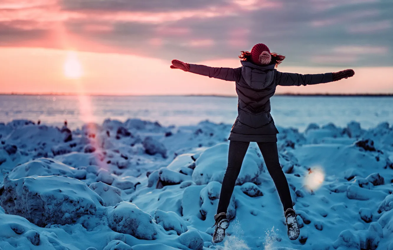 Фото обои зима, девушка, снег, радость, прыжок, мороз, Россия