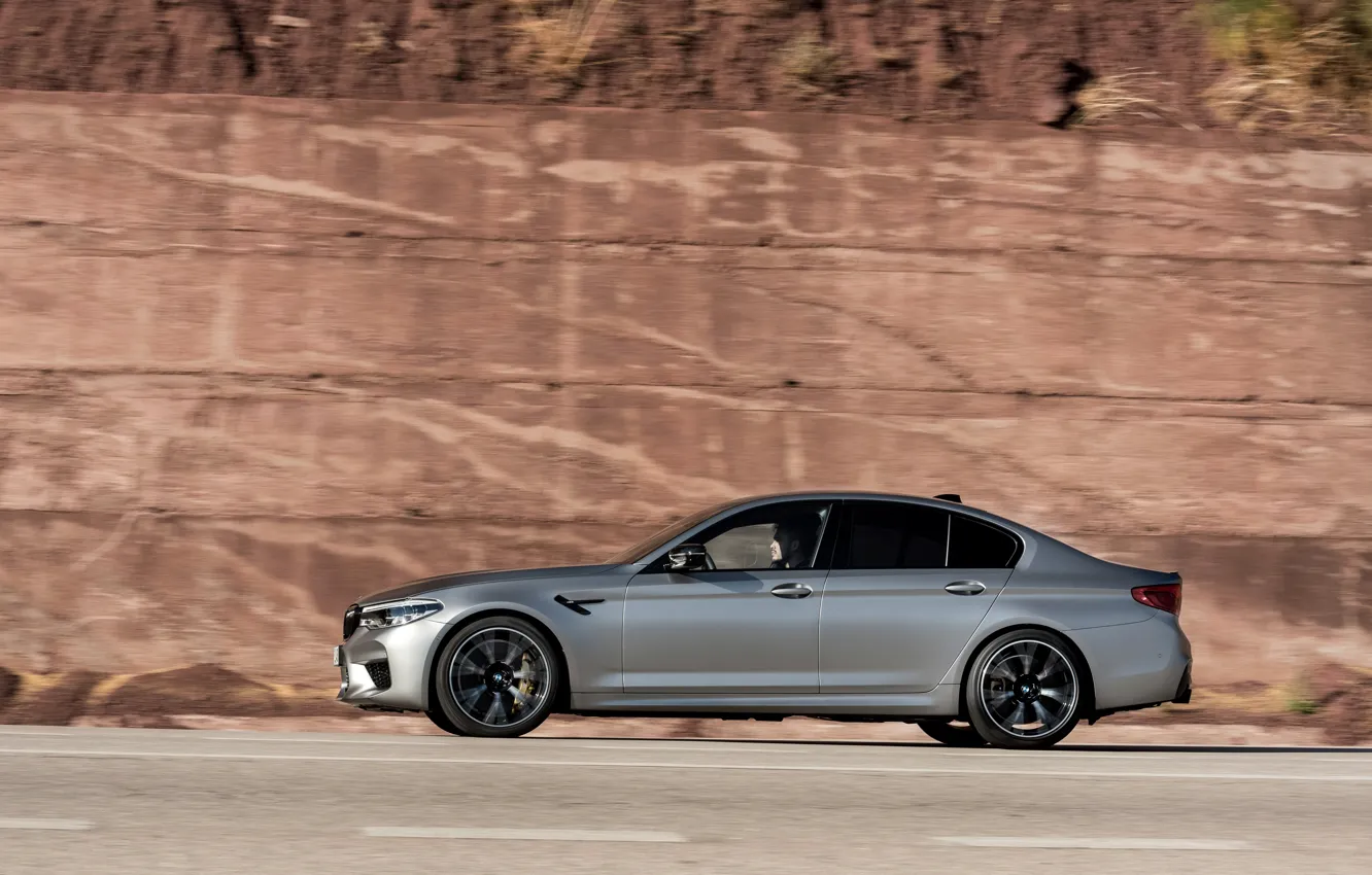 Фото обои скала, серый, стена, BMW, профиль, седан, 4x4, 2018
