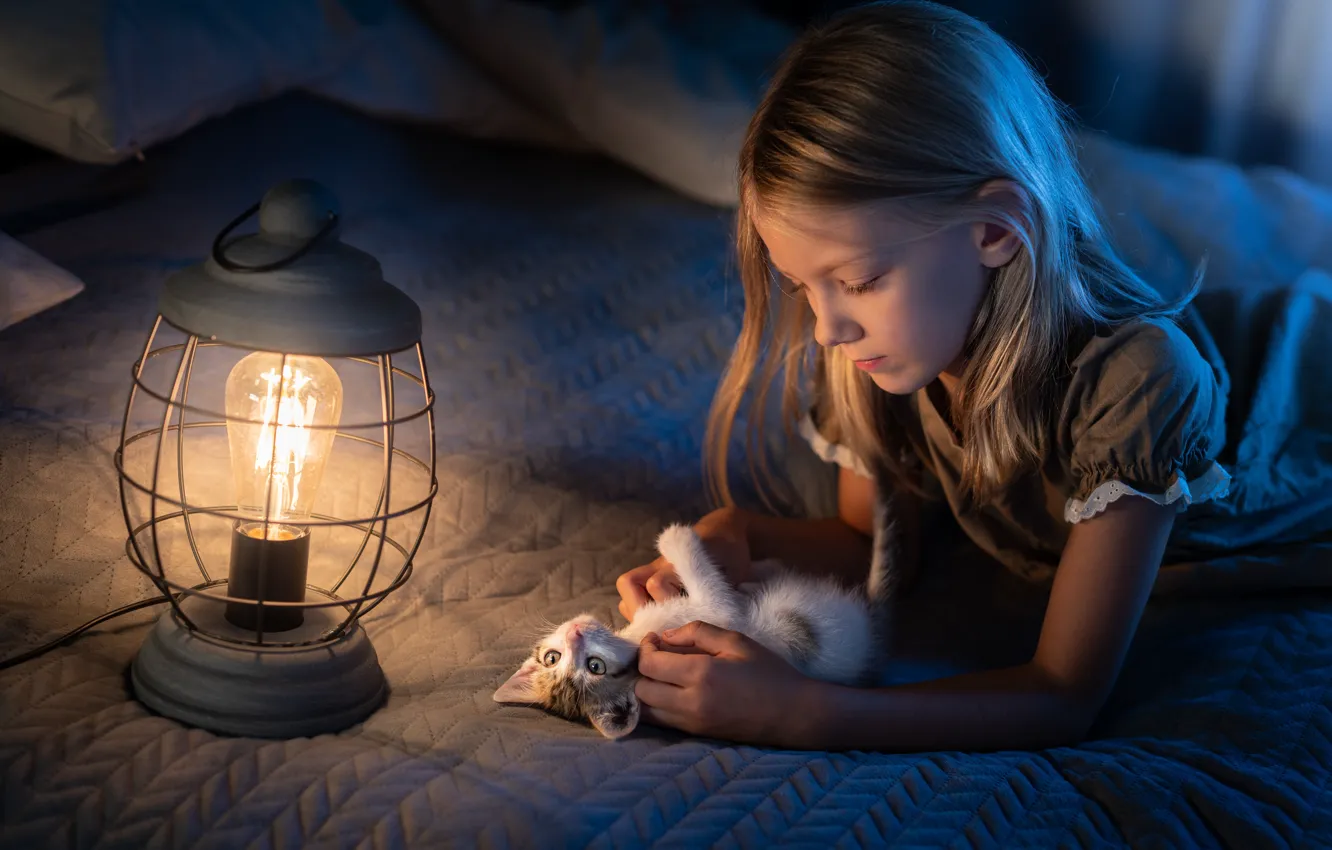 Фото обои лампа, кровать, девочка, котёнок