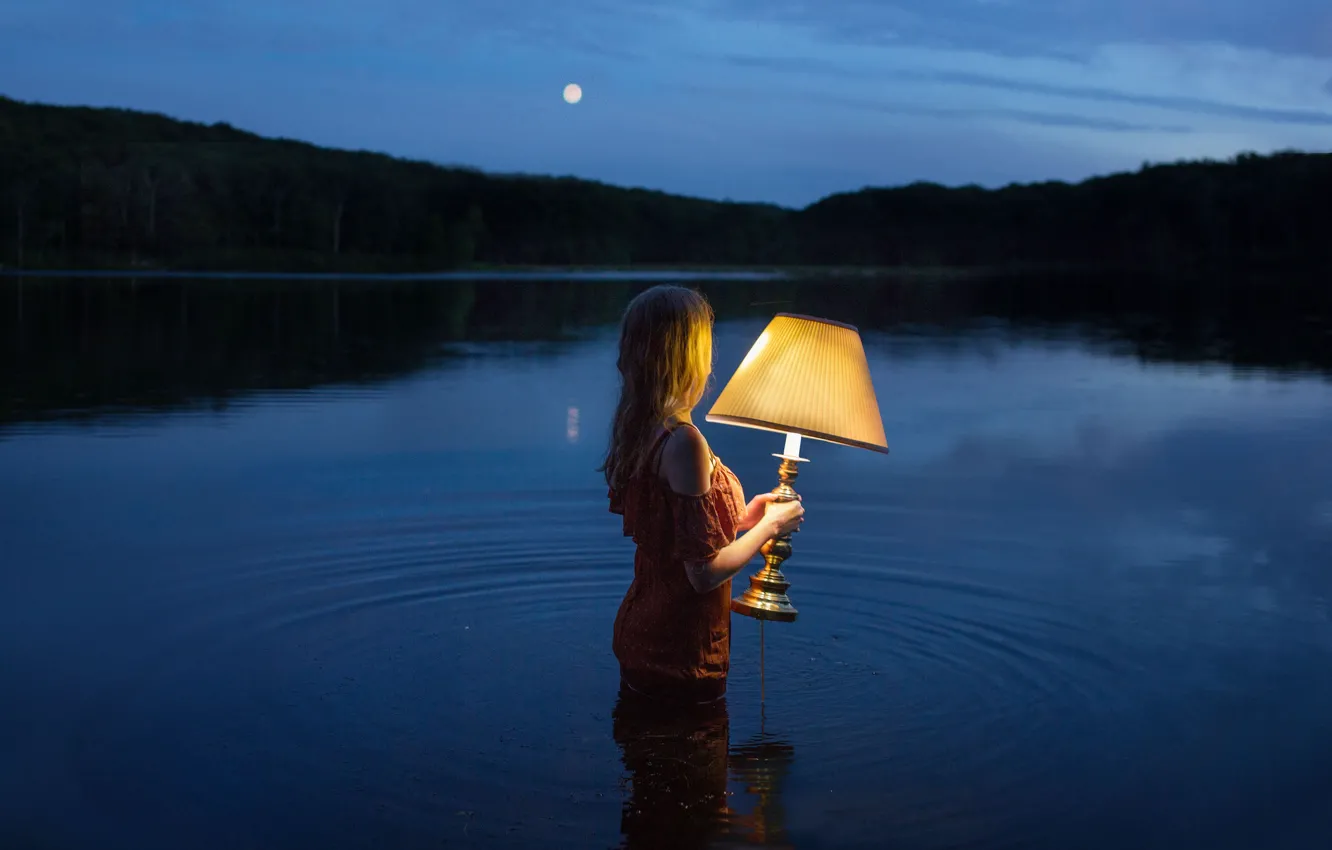 Фото обои девушка, ночь, озеро, настроение, лампа, ситуация