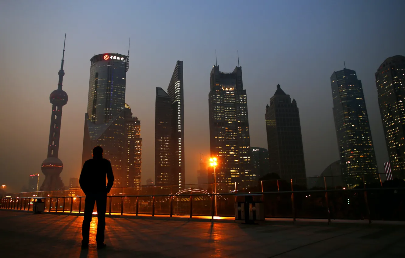 Фото обои ночь, туман, человек, тень, фонарь, Китай, Шанхай, небоскрёбы