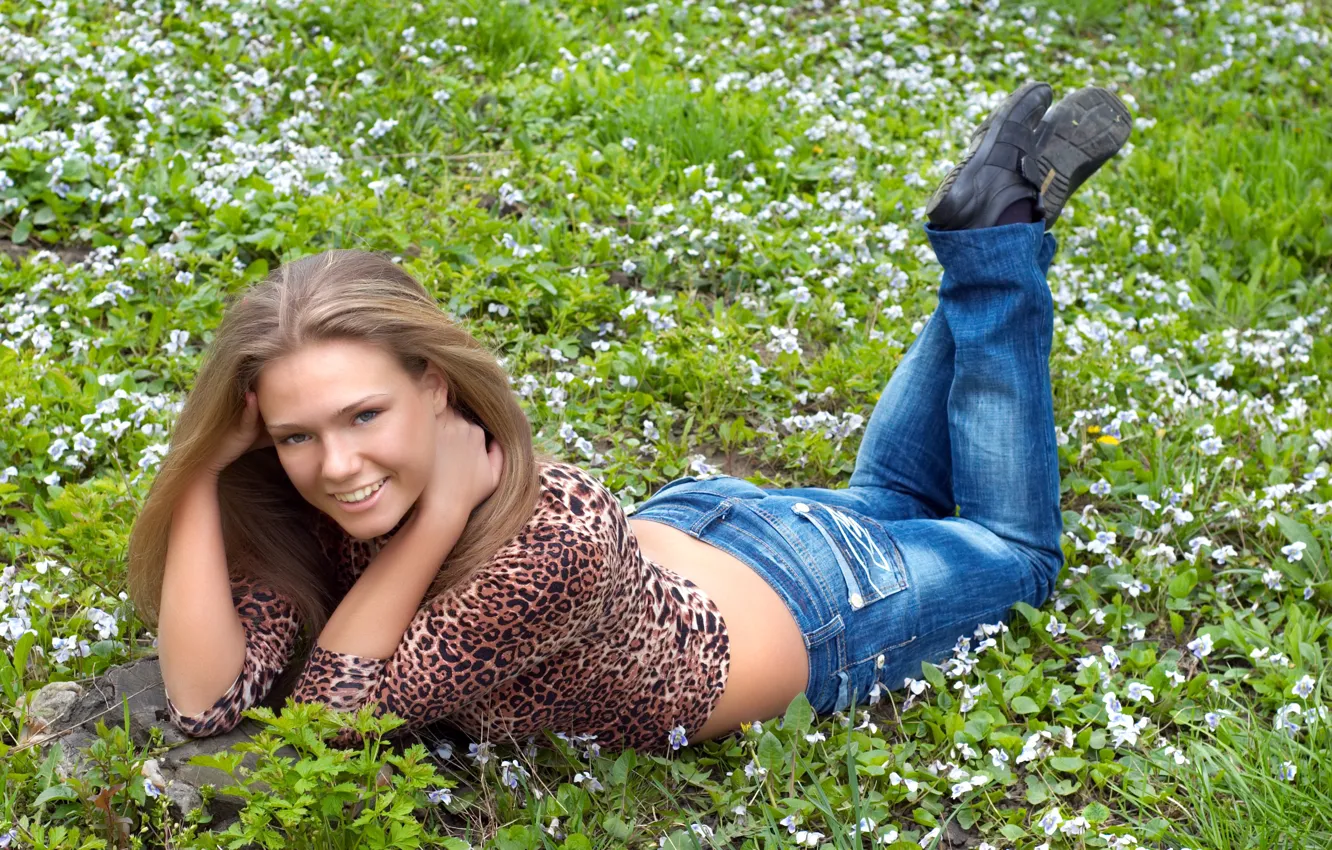 Фото обои трава, девушка, цветы, улыбка, настроение, джинсы, прическа, лежит