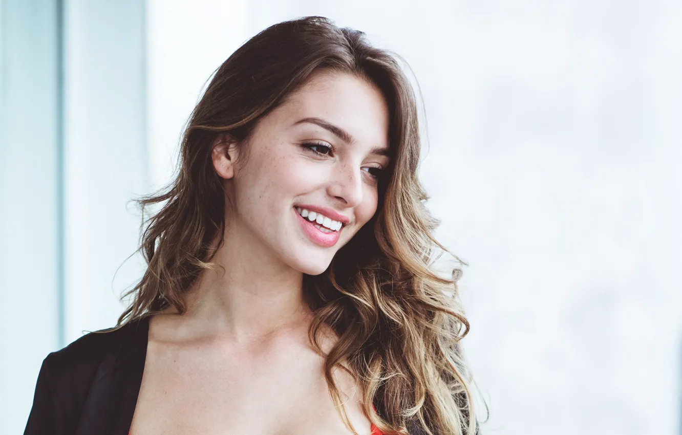 Фото обои улыбка, модель, портрет, прическа, шатенка, красотка, Celine Farach