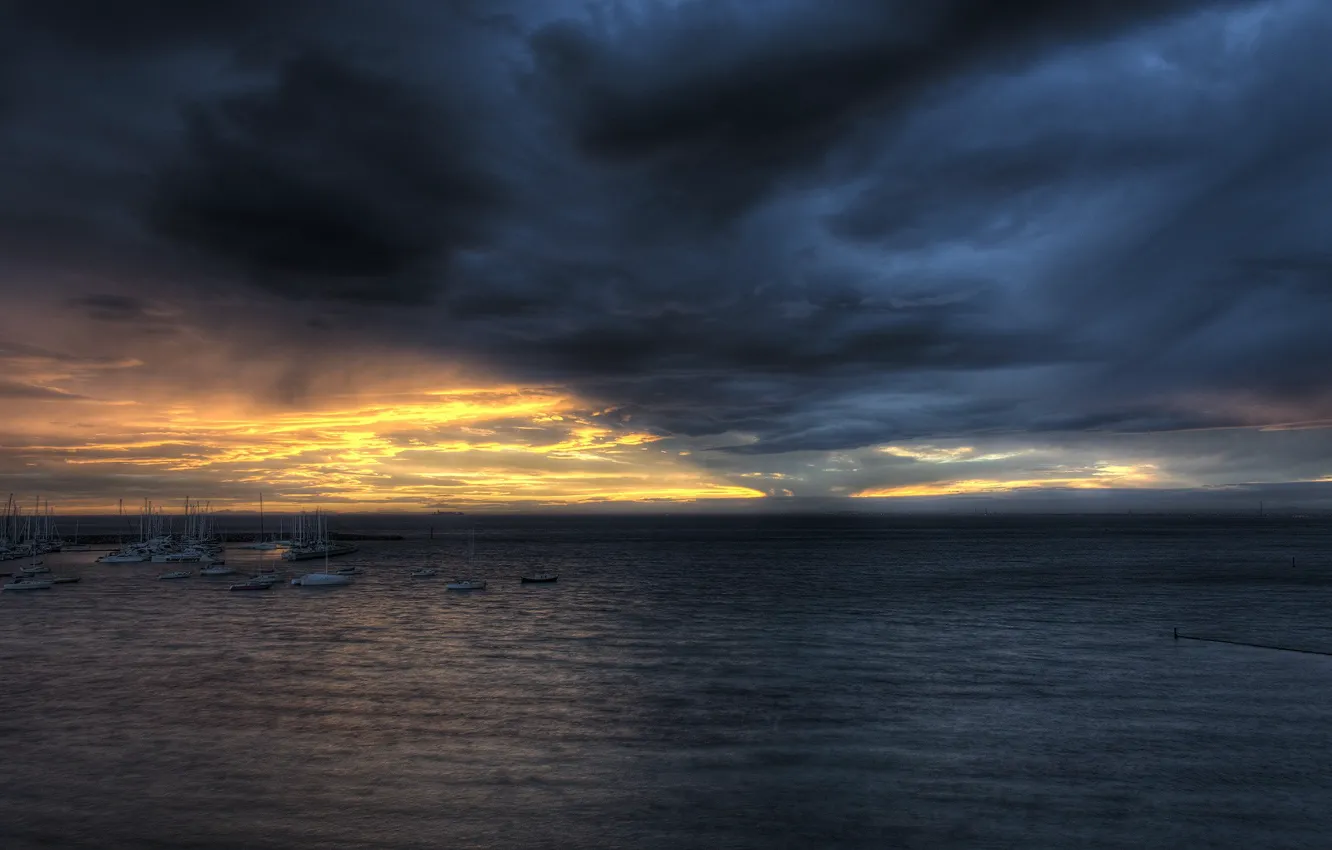 Фото обои море, облака, мрак, лодки