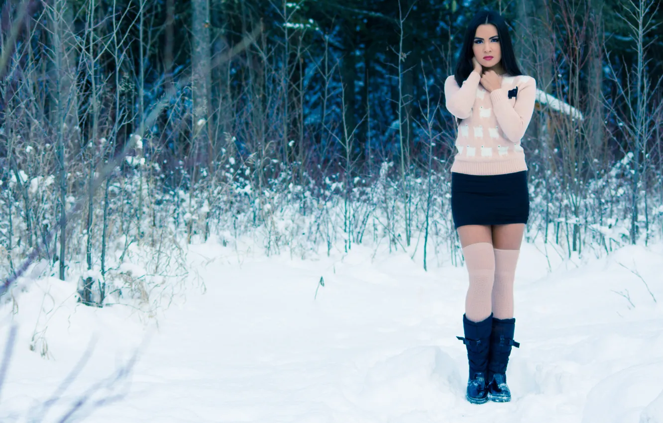 Фото обои зима, лес, взгляд, модель, girl, стоит, face, Shannon Baker