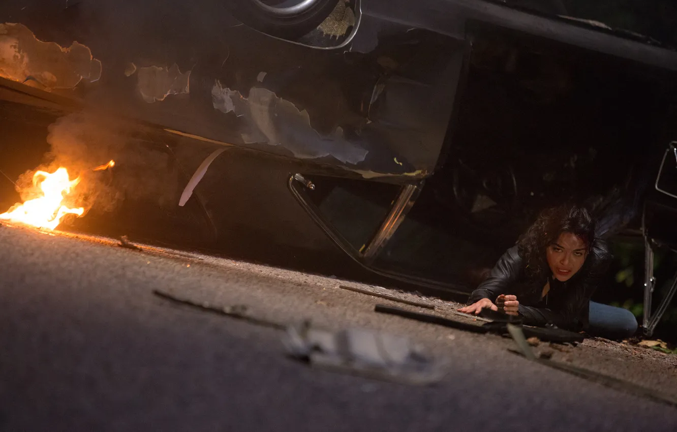 Фото обои машина, авария, девушка, брюнетка, Мишель Родригес, Michelle Rodriguez, Форсаж 6, Fast &ampamp; Furious