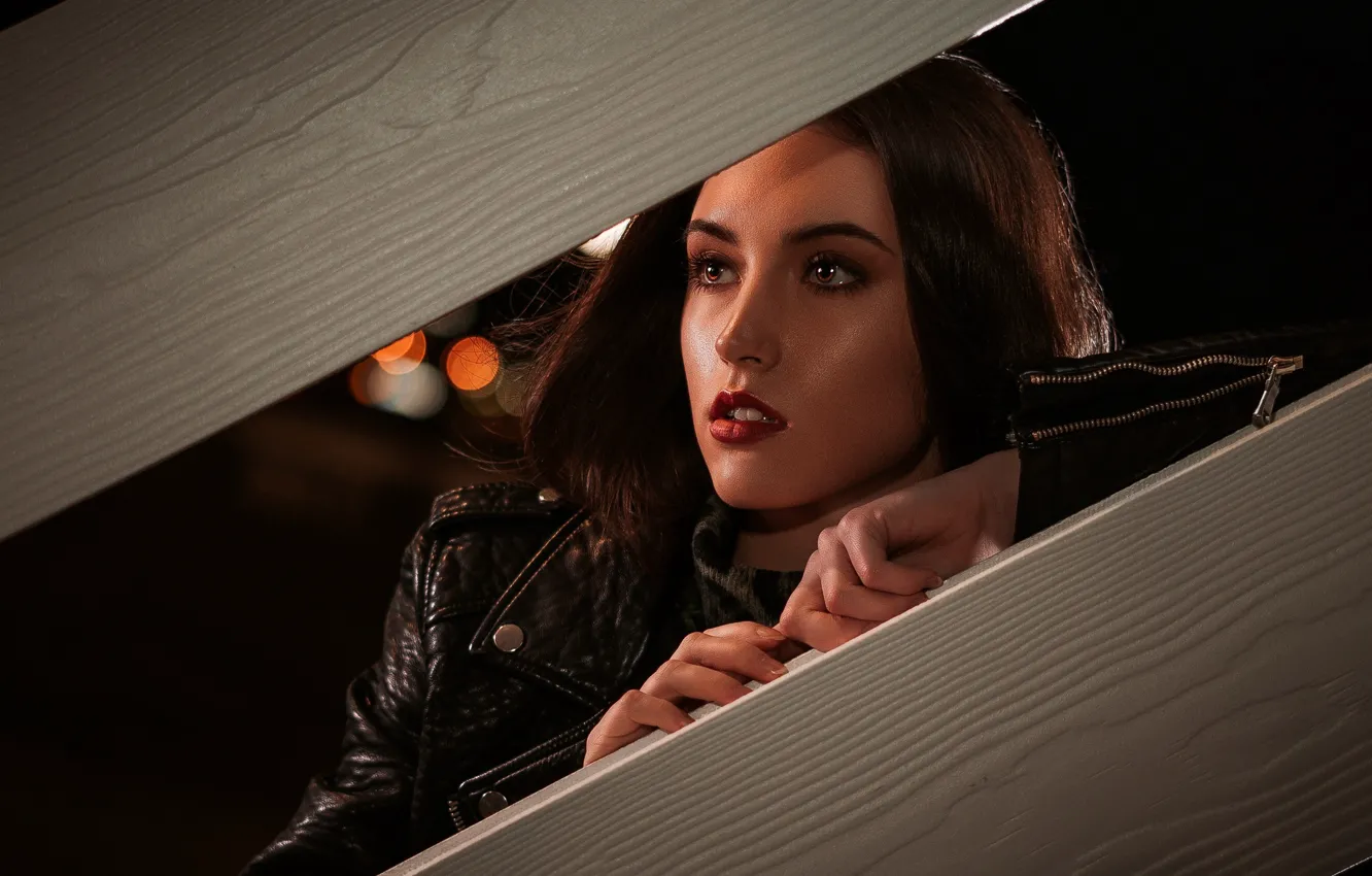 Фото обои night, model, women, bokeh, face, brunette, black jacket, leather jacket