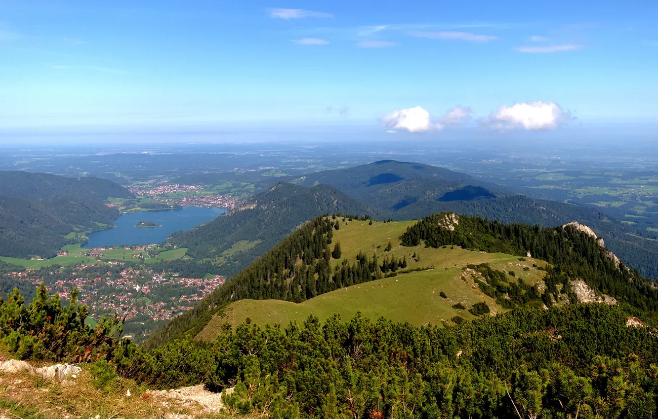 Фото обои поле, лес, небо, солнце, облака, деревья, горы, озеро