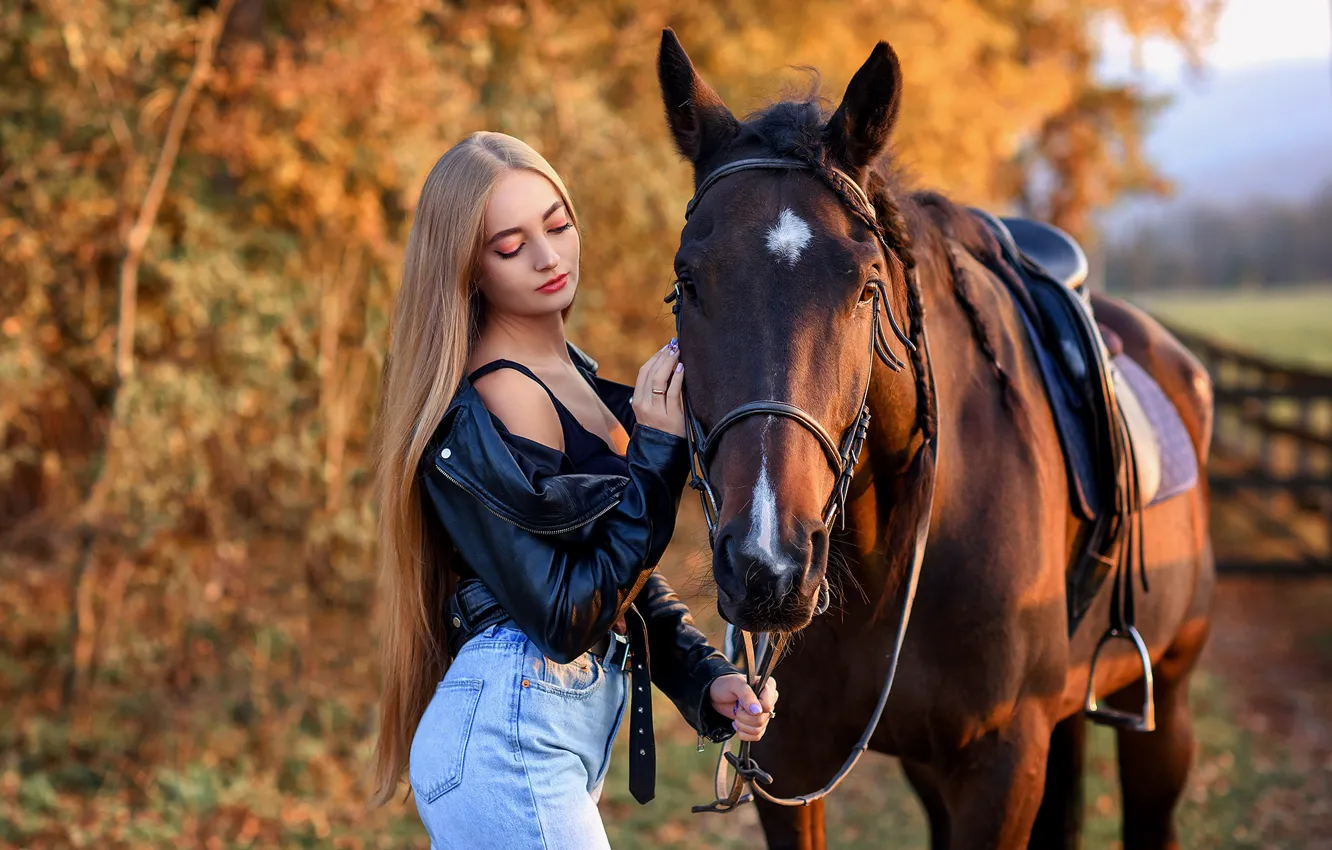 Фото обои осень, девушка, природа, животное, конь, джинсы, куртка, блондинка