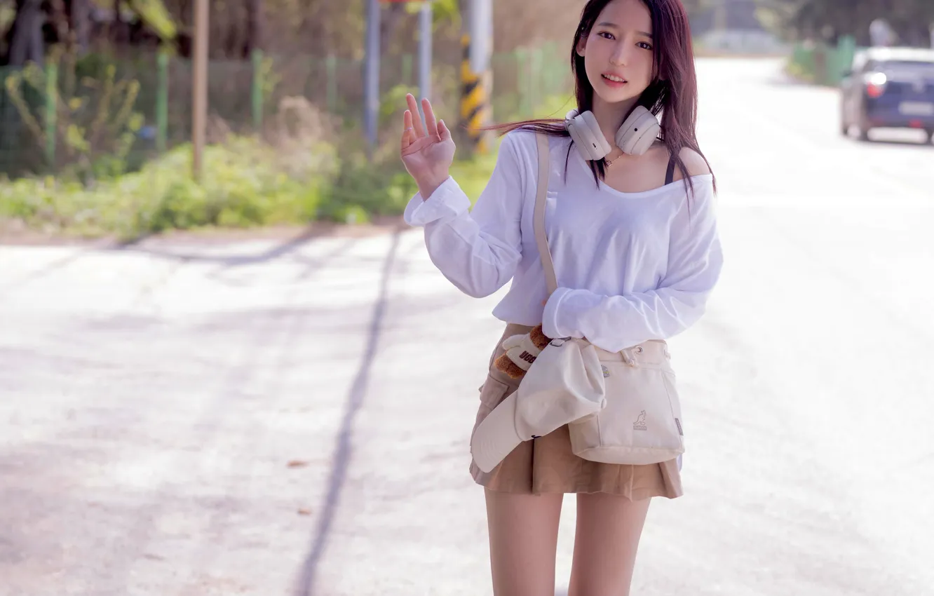 Фото обои girl, legs, headphones, model, brunette, asian, bag, dark eyes