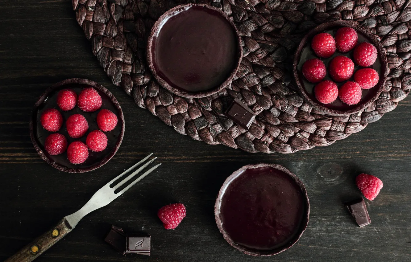 Фото обои ягоды, малина, шоколад, пирожное, вилка, Chocolate Raspberry Tart