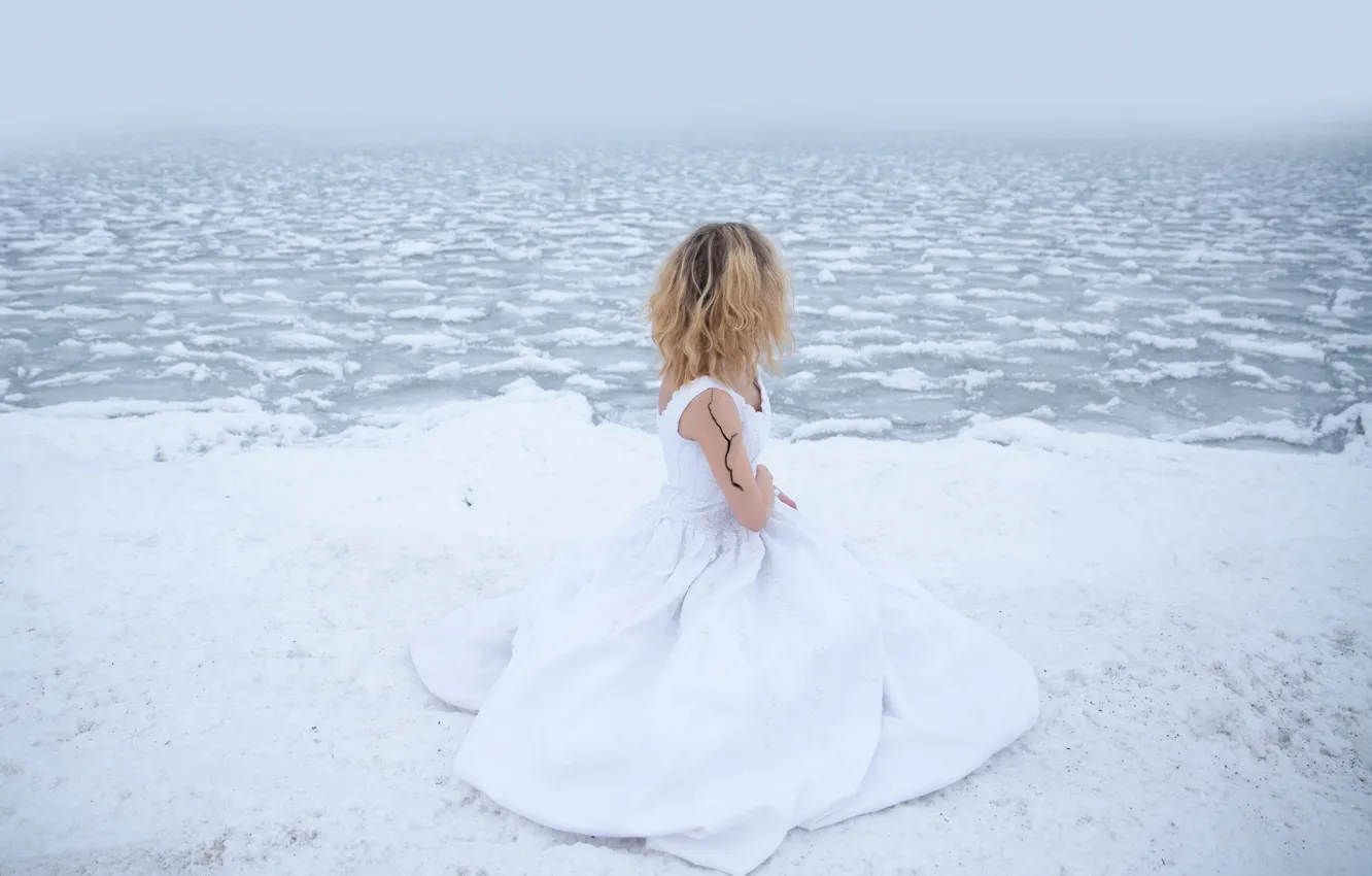 Фото обои девушка, снег, озеро, берег, платье, холодно, Lichon, cracked