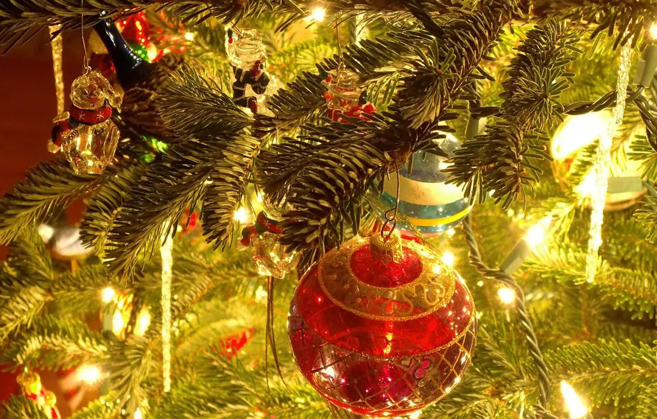 Фото обои свет, красный, праздник, игрушки, елка, фонарики, стеклянный шар