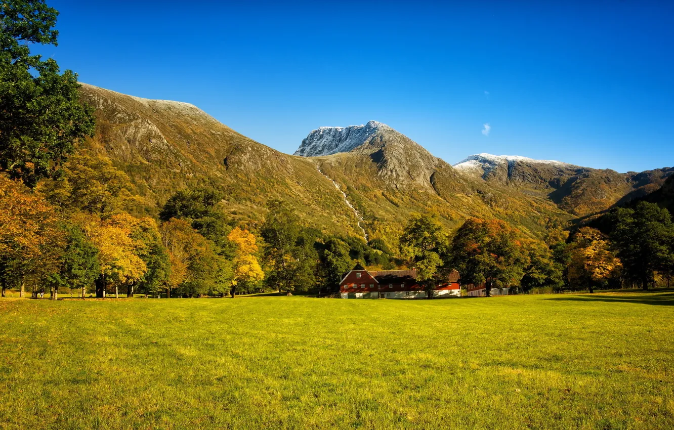 Фото обои осень, лес, трава, деревья, горы, поляна, водопад, дом.