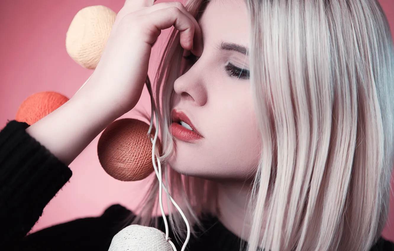 Фото обои лицо, волосы, руки, макияж, гирлянда, нитки