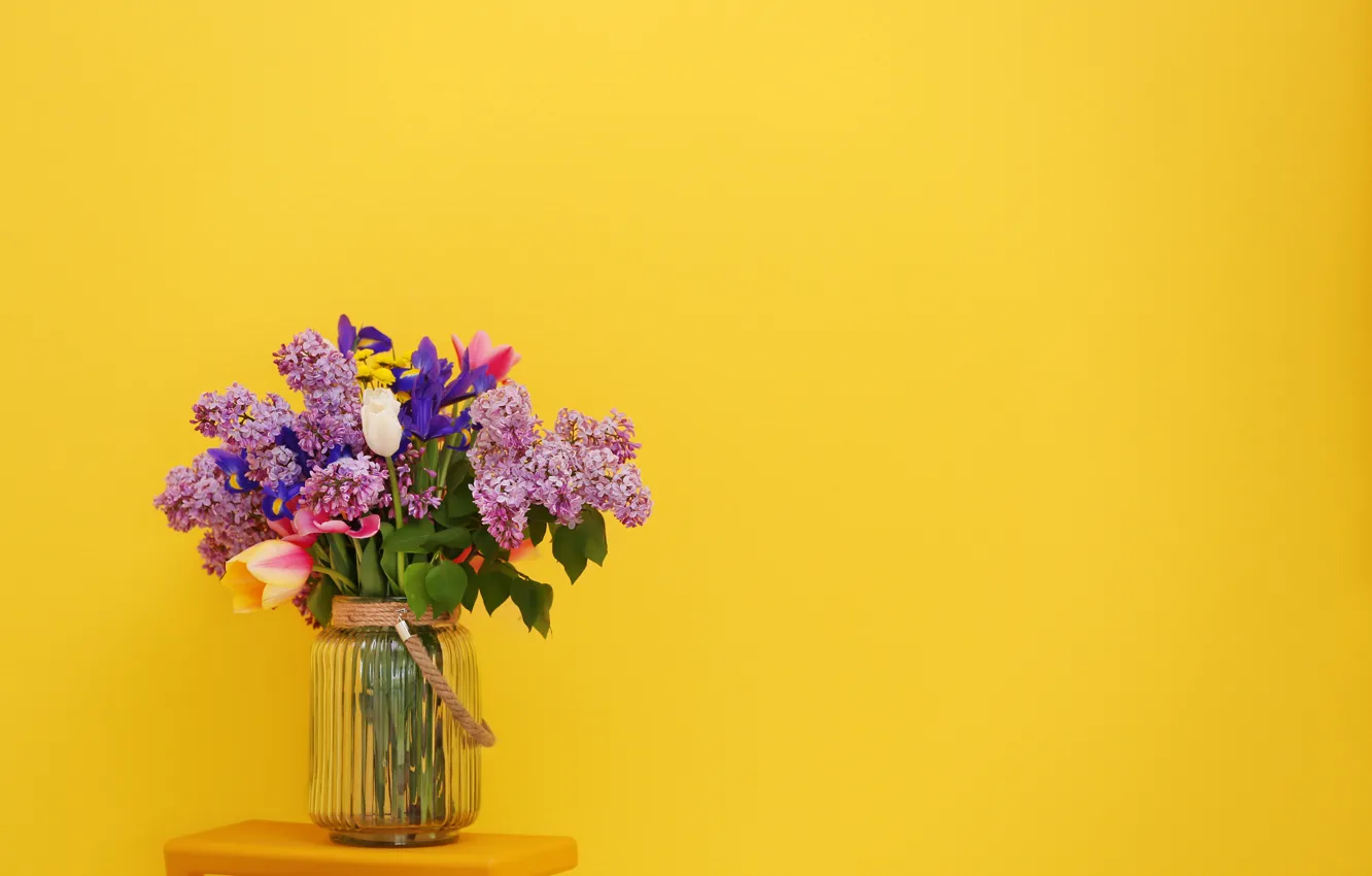 Фото обои цветы, желтый, фон, букет, тюльпаны, ваза, сирень