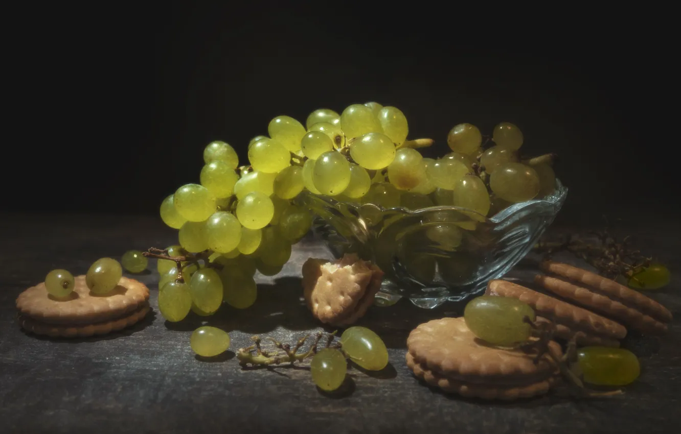 Фото обои свет, зеленый, темный фон, стол, печенье, виноград, натюрморт, вазочка