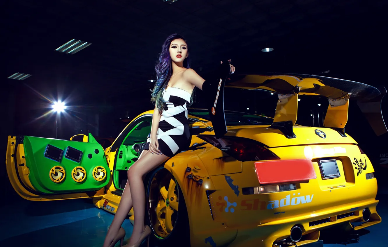 Фото обои взгляд, Девушки, Nissan, азиатка, красивая девушка, желтый авто, позирует над машиной