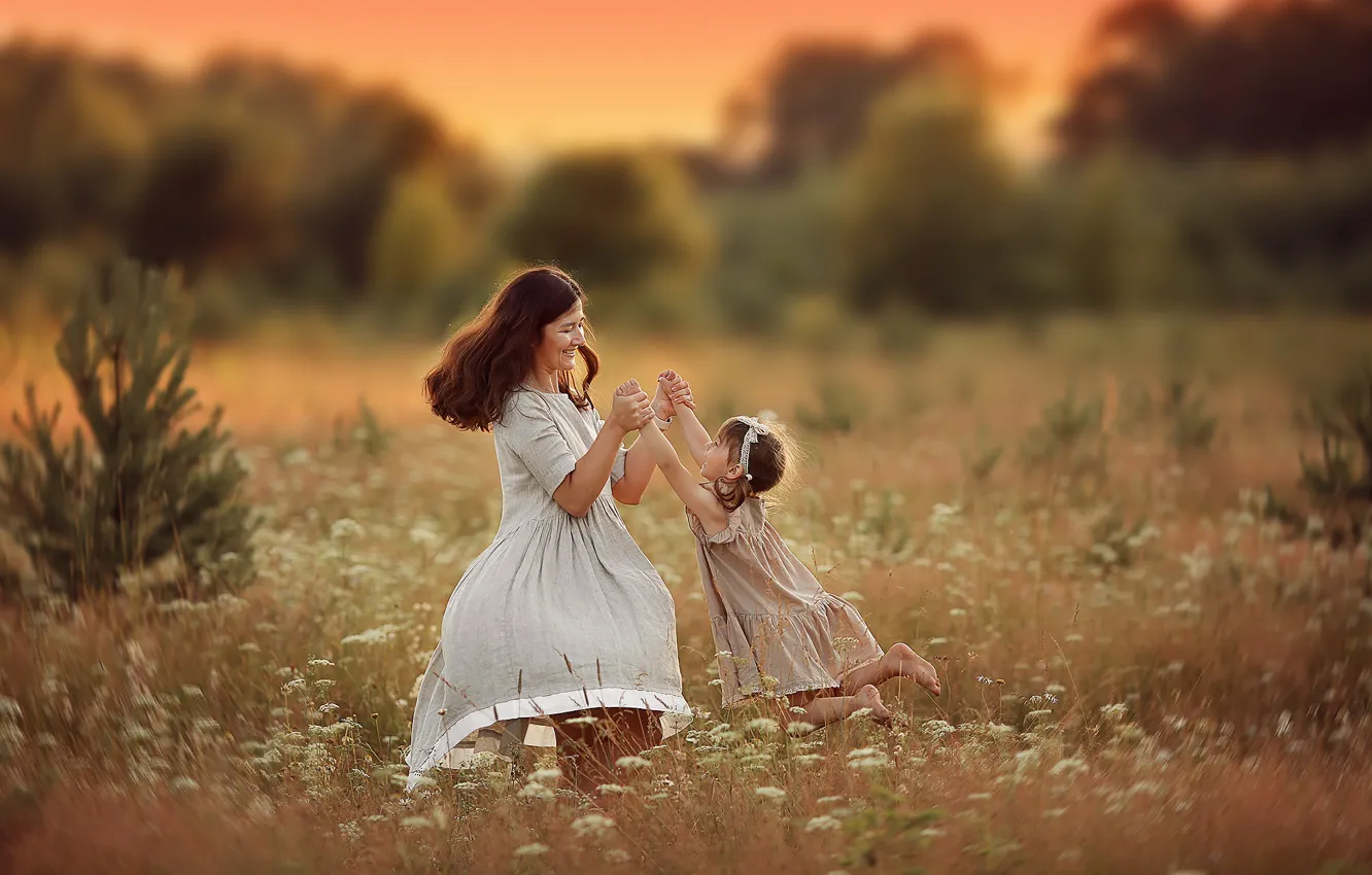 Фото обои радость, природа, женщина, игра, девочка, травы, мама, ребёнок