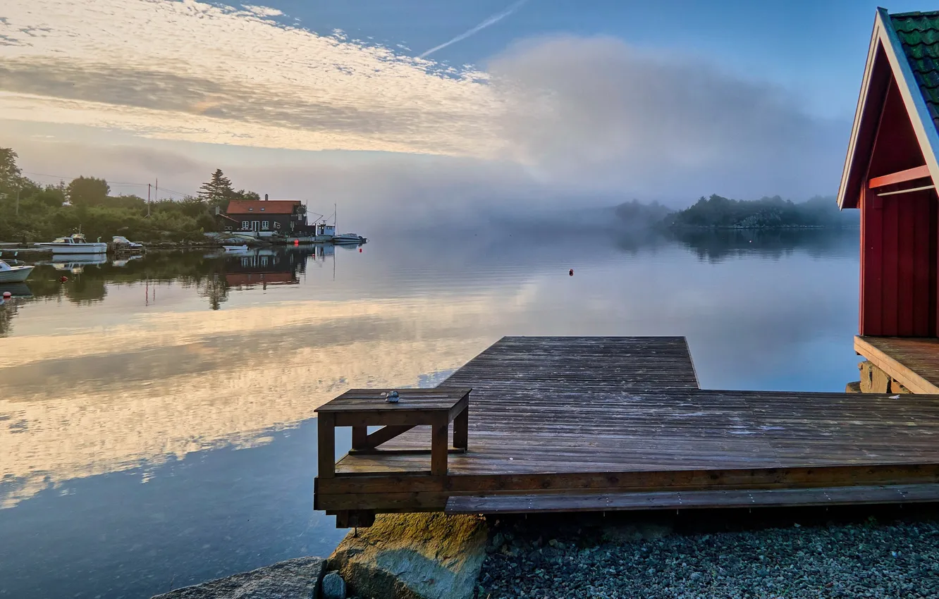 Фото обои туман, озеро, лодки, утро, причал, Норвегия, домик, Norway