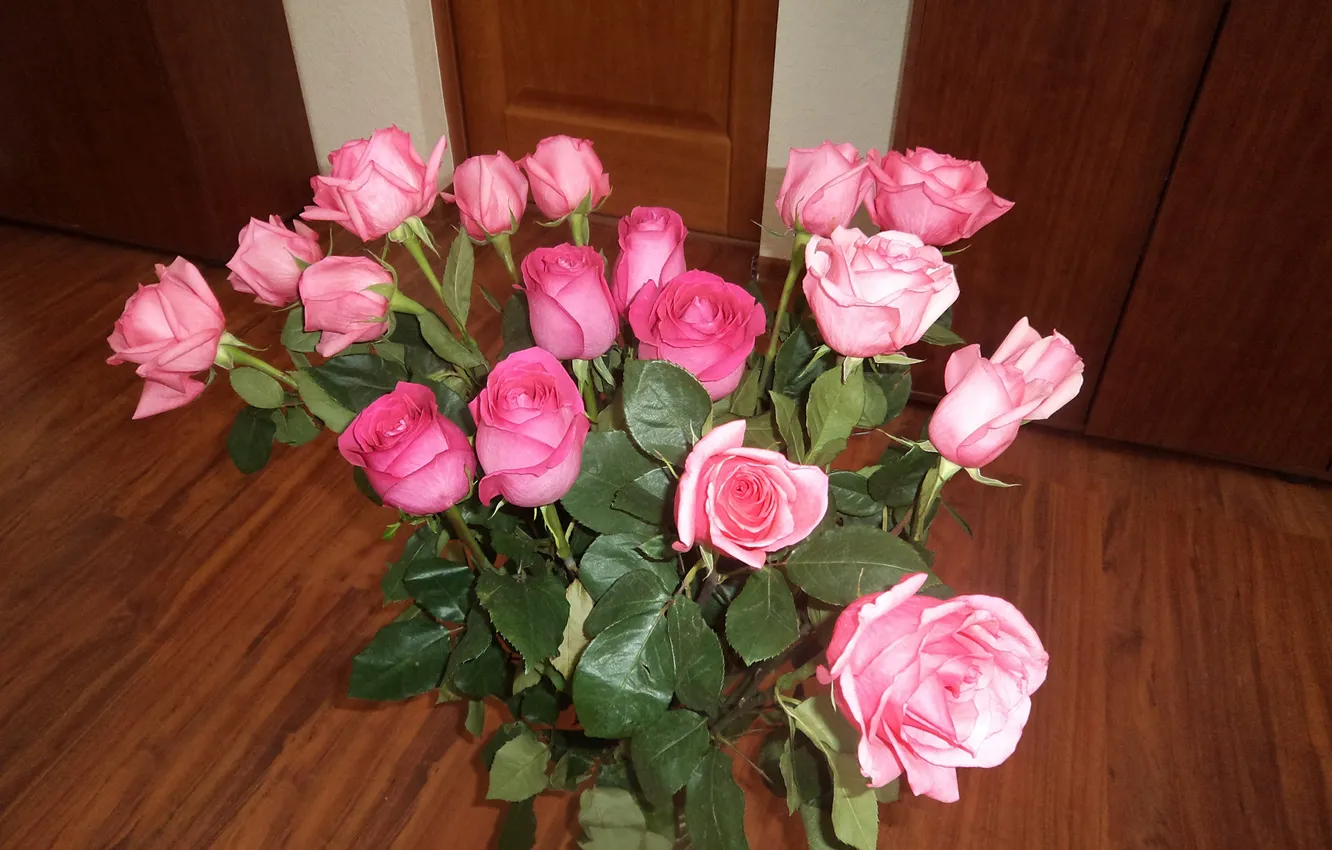 Фото обои цветы, розы, букет, ваза, на полу, стоят