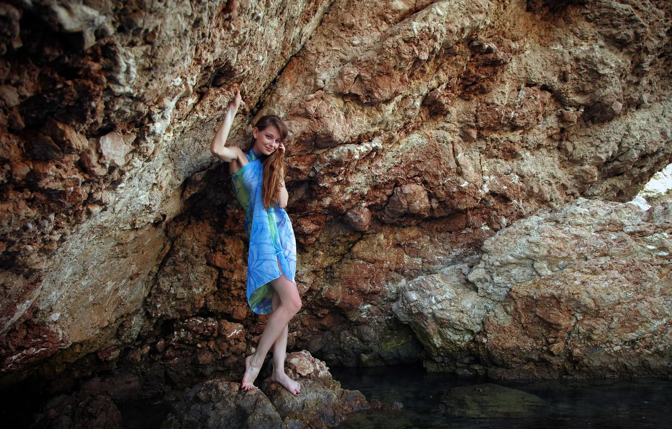 Фото обои море, девушка, улыбка, скалы, шатенка, длинноволосая