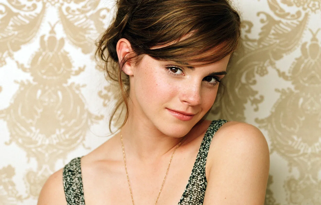 Фото обои улыбка, волосы, цепочка, Emma, Watson
