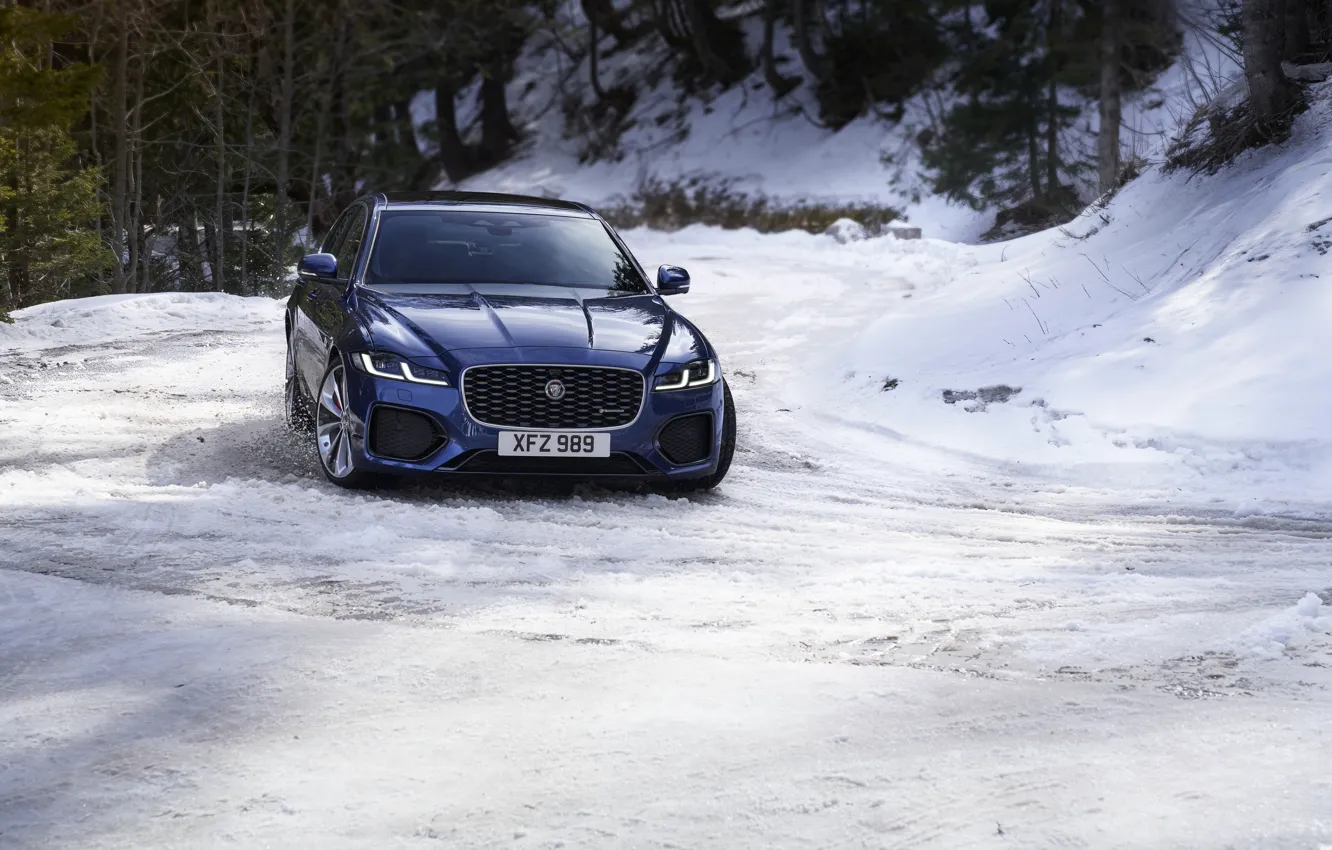 Фото обои снег, синий, Jaguar, поворот, седан, AWD, Jaguar XF, 2020