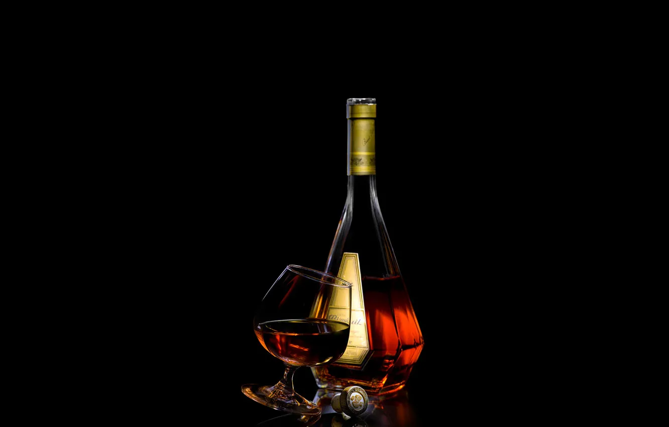 Фото обои бокал, бутылка, пробка, черный фон, коньяк