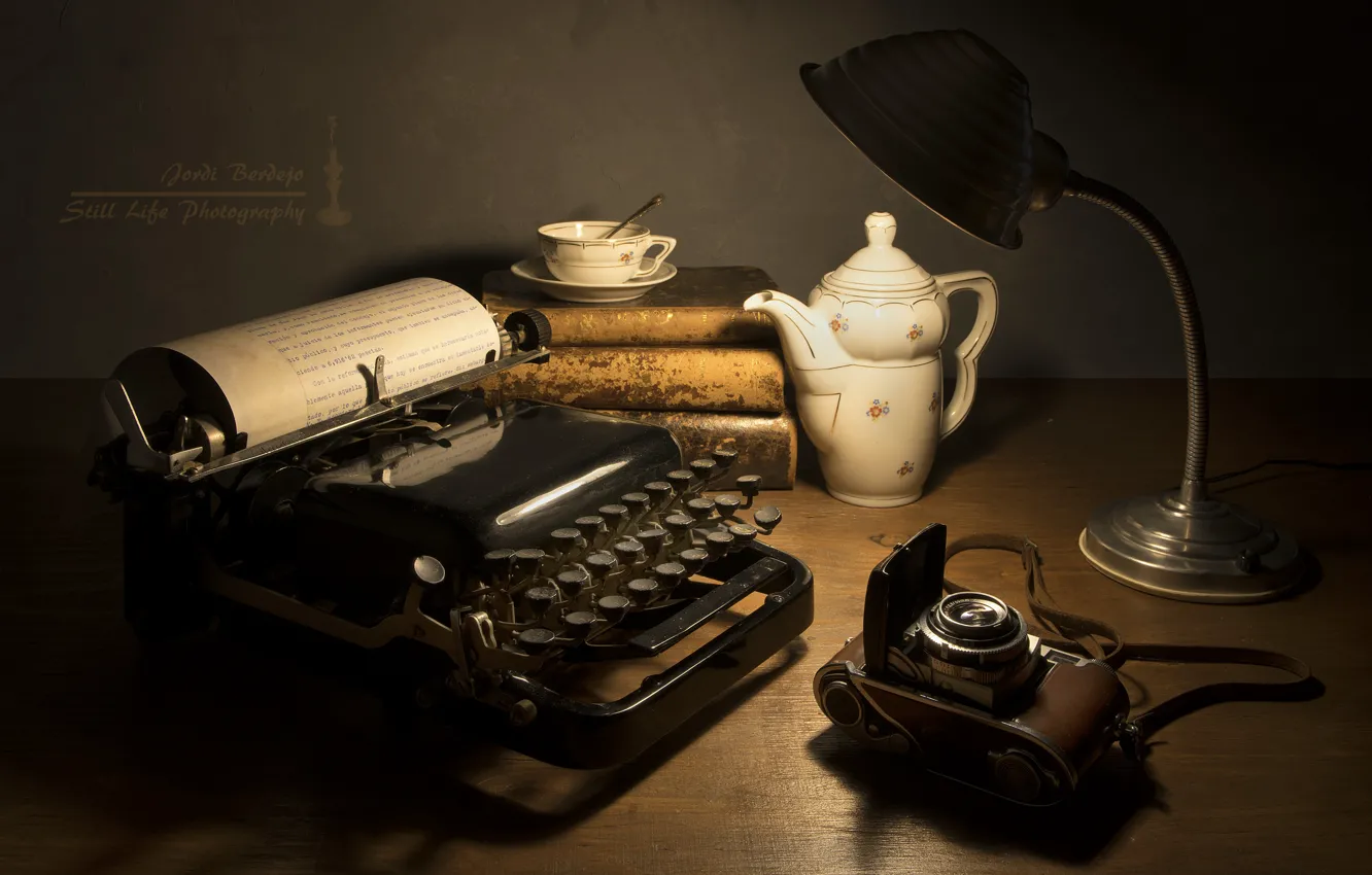 Фото обои лампа, фотоаппарат, чашка, печатная машинка, заварник