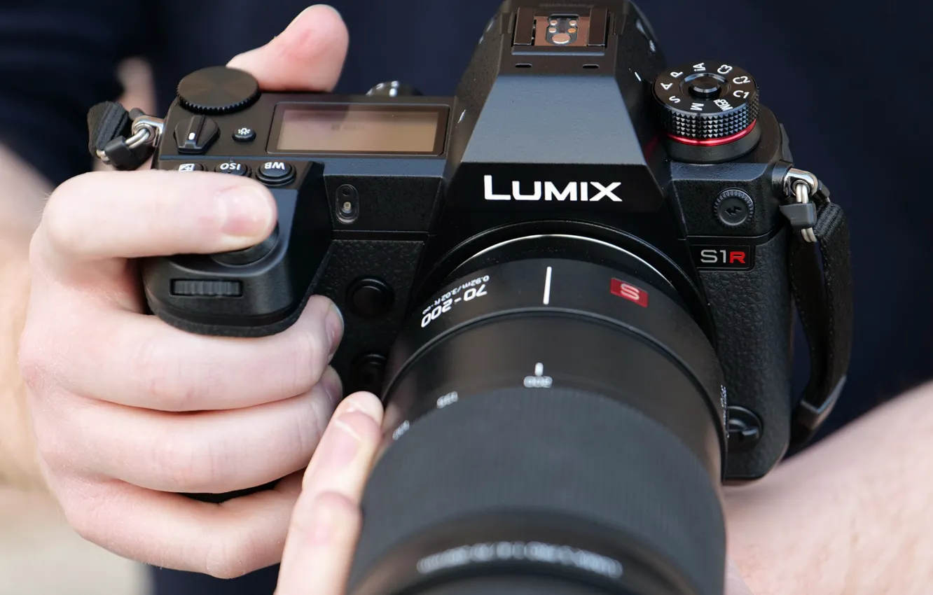 Фото обои lens, fingers, Lumix, photo camera