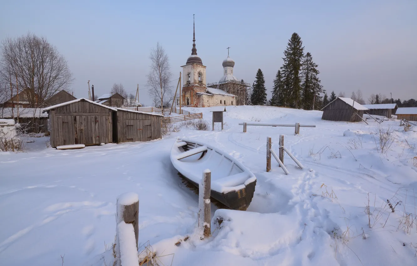 Фото обои холод, зима, небо, снег, берег, столбы, лодка, ели