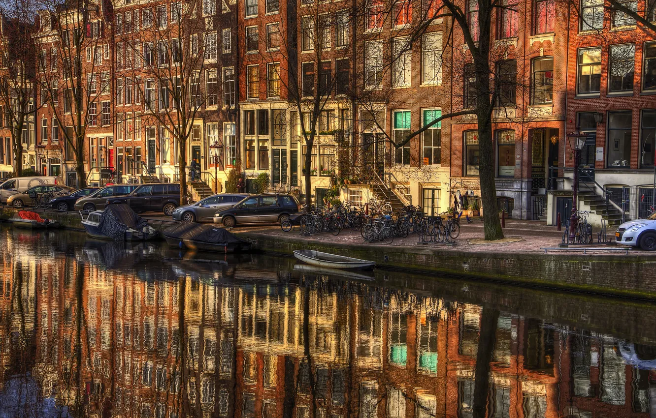 Фото обои деревья, ветки, отражение, мотоциклы, здания, лодки, зеркало, Амстердам