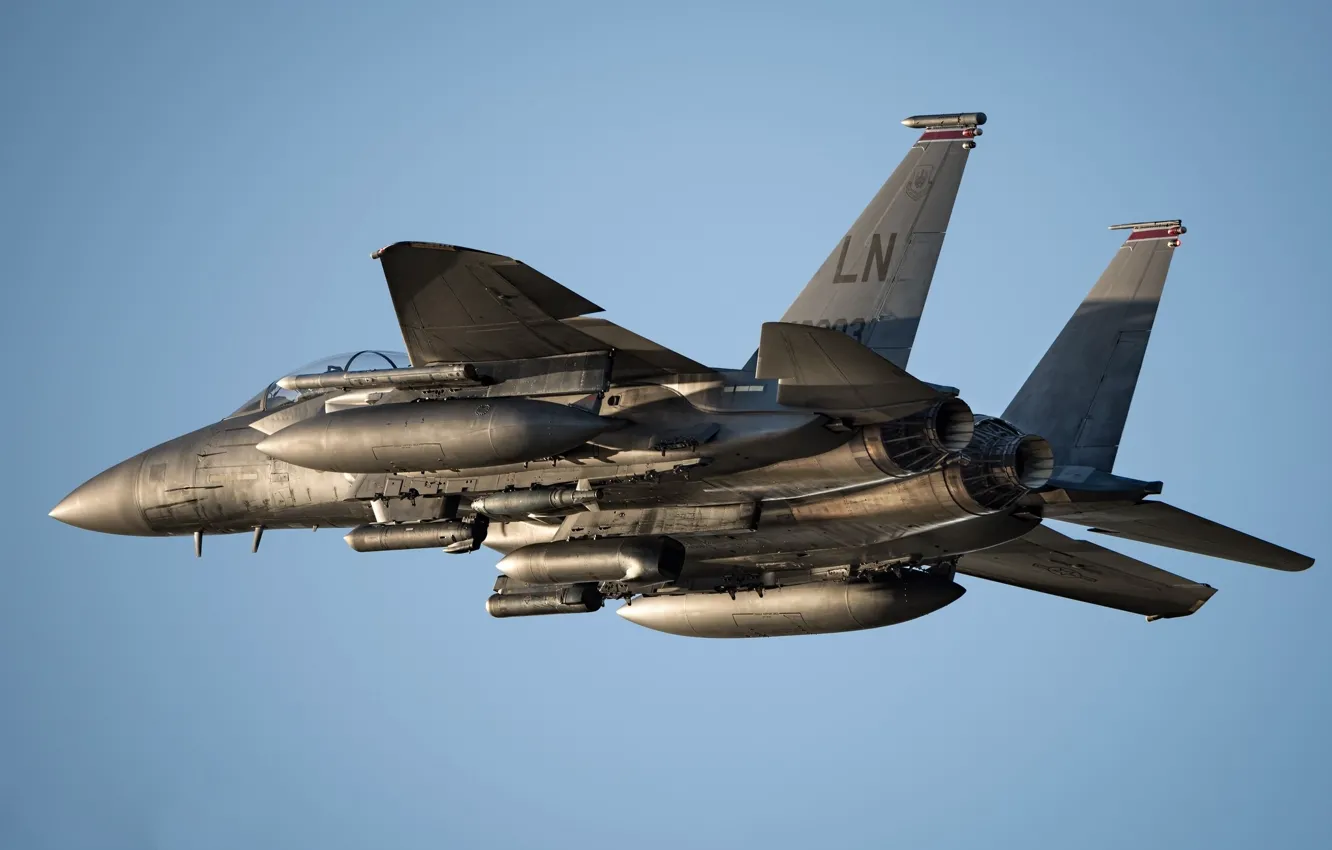 Фото обои небо, летит, синее небо, F-15E, боевой самолёт