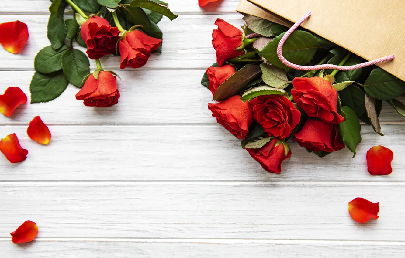 Фото обои стол, подарок, розы, букет, лепестки, красные, Olena Rudo