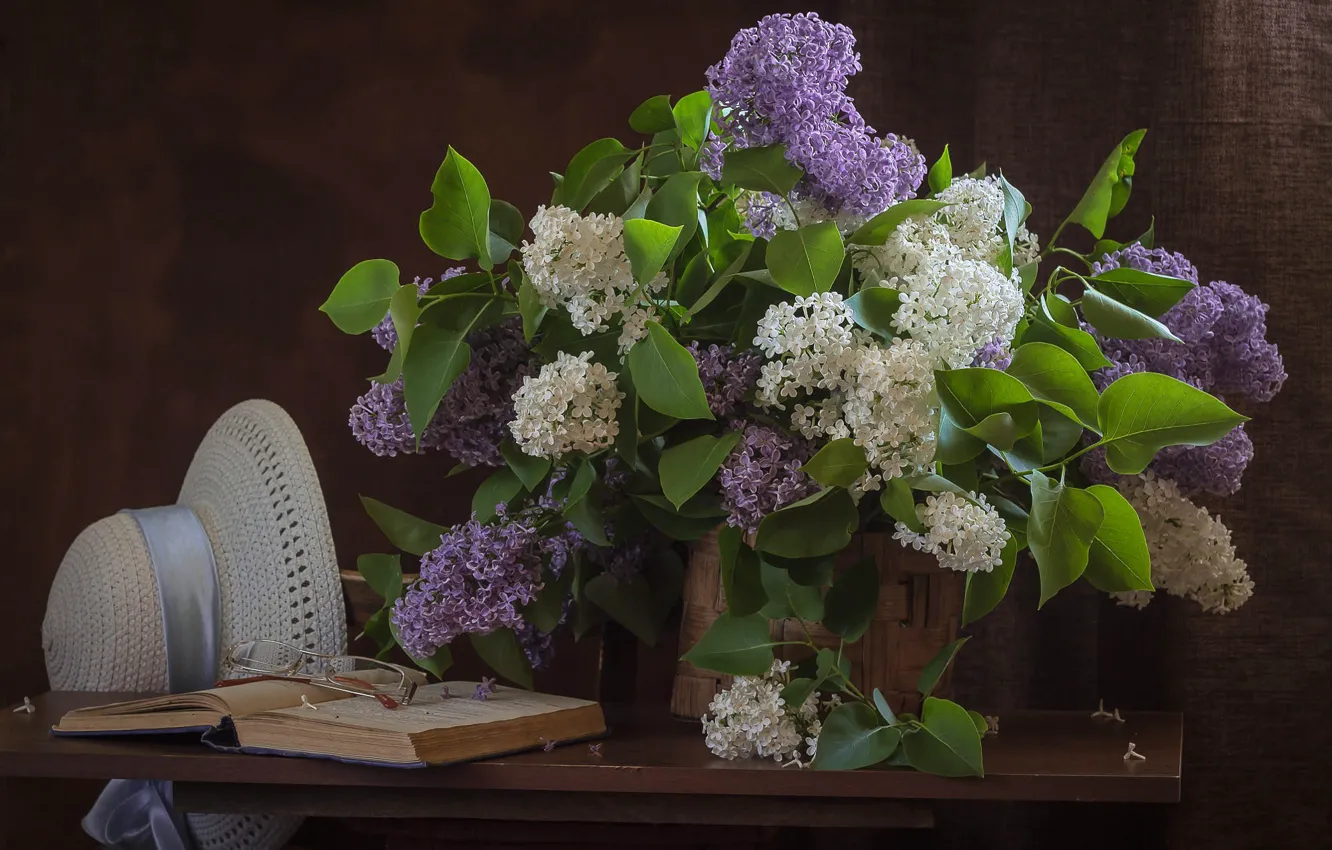 Фото обои цветы, ветки, букет, весна, шляпа, очки, полка, книга