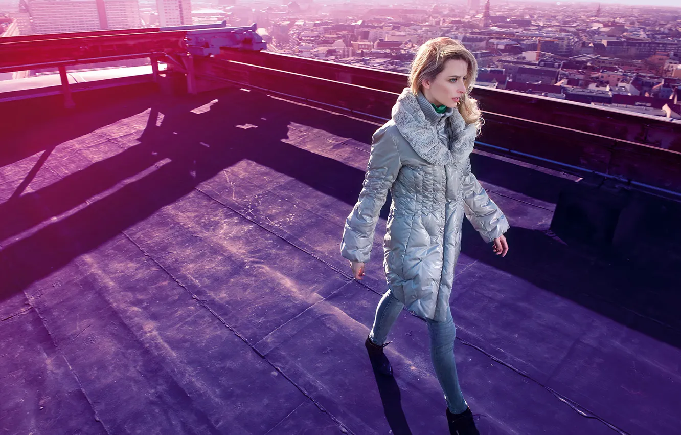 Фото обои крыша, девушка, город, пальто, Eva Padberg
