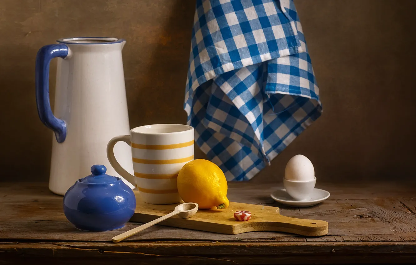 Фото обои стол, лимон, яйцо, полотенце, ложка, кружка, чашка, кувшин
