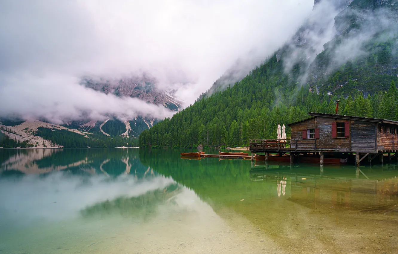 Фото обои лес, облака, горы, туман, уют, озеро, дом, отражение