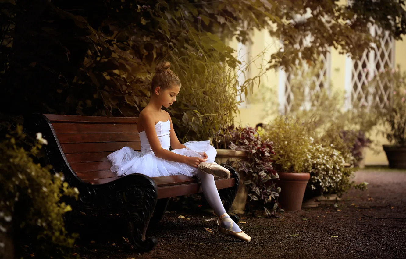 Фото обои девочка, балерина, скамья, пуанты