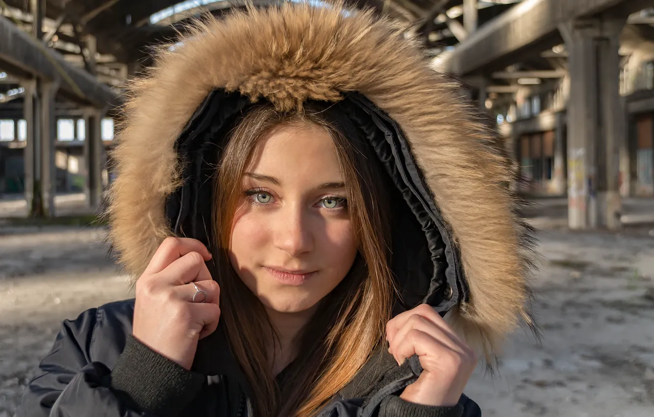 Фото обои девушка, лицо, волосы, капюшон