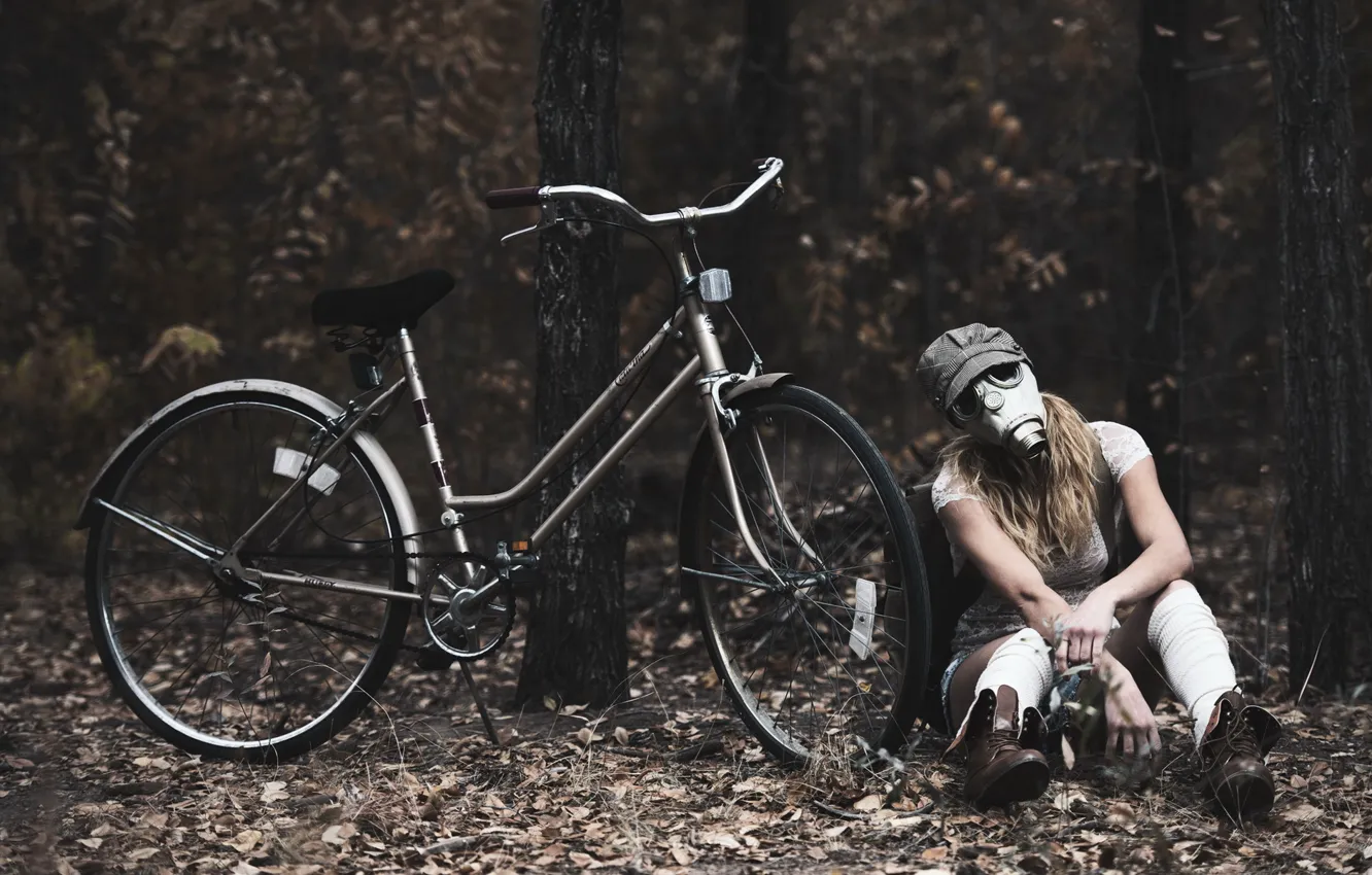 Фото обои девушка, велосипед, противогаз
