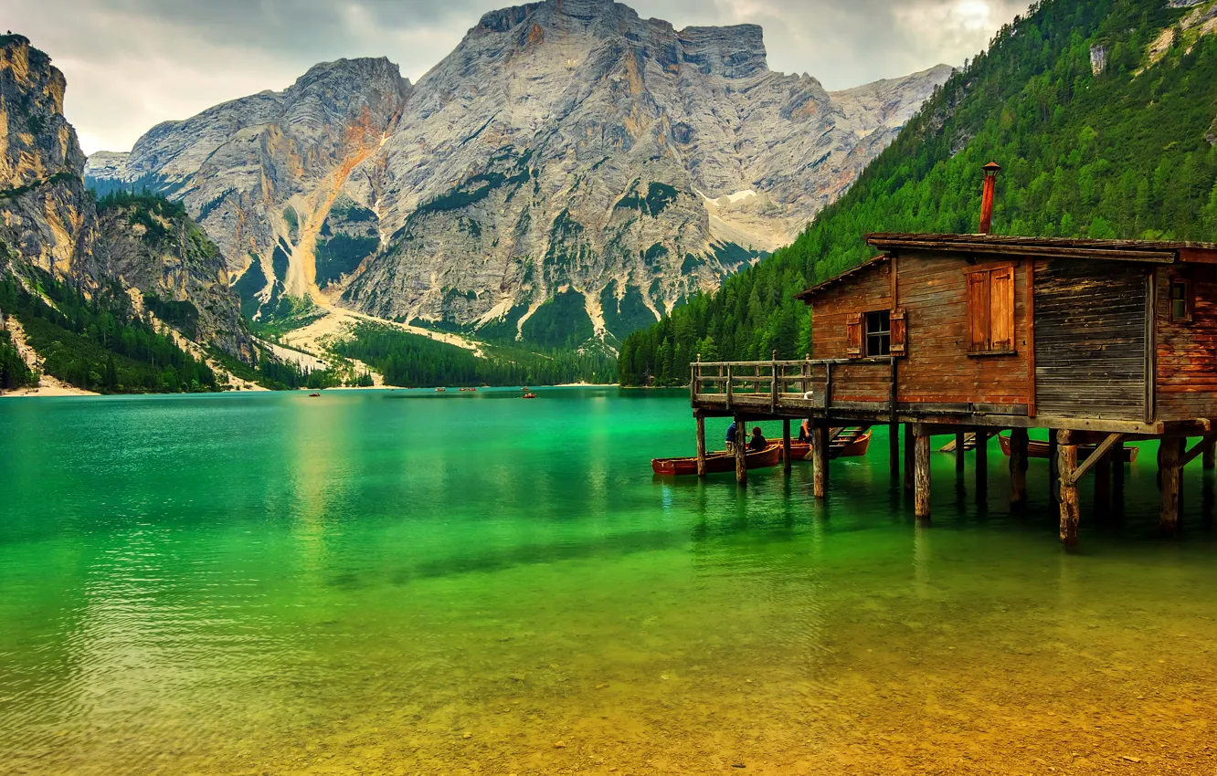 Фото обои зелень, деревья, горы, озеро, скалы, лодки, причал, Италия