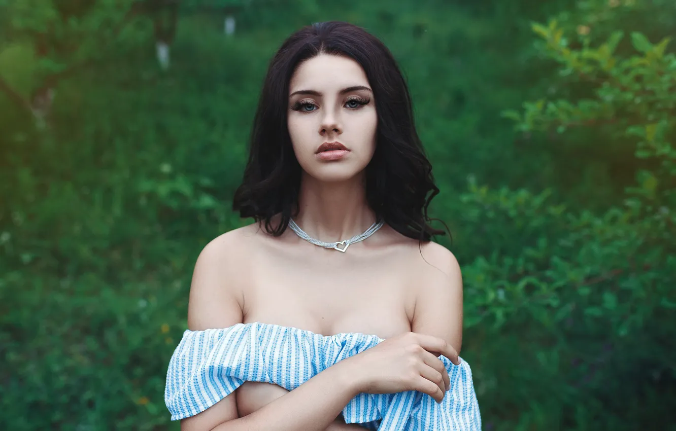 Фото обои взгляд, поза, фон, модель, портрет, руки, макияж, платье