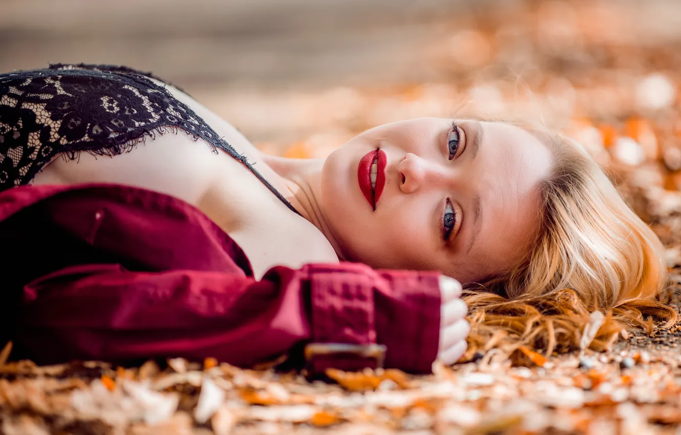 Фото обои взгляд, лицо, модель, лежит