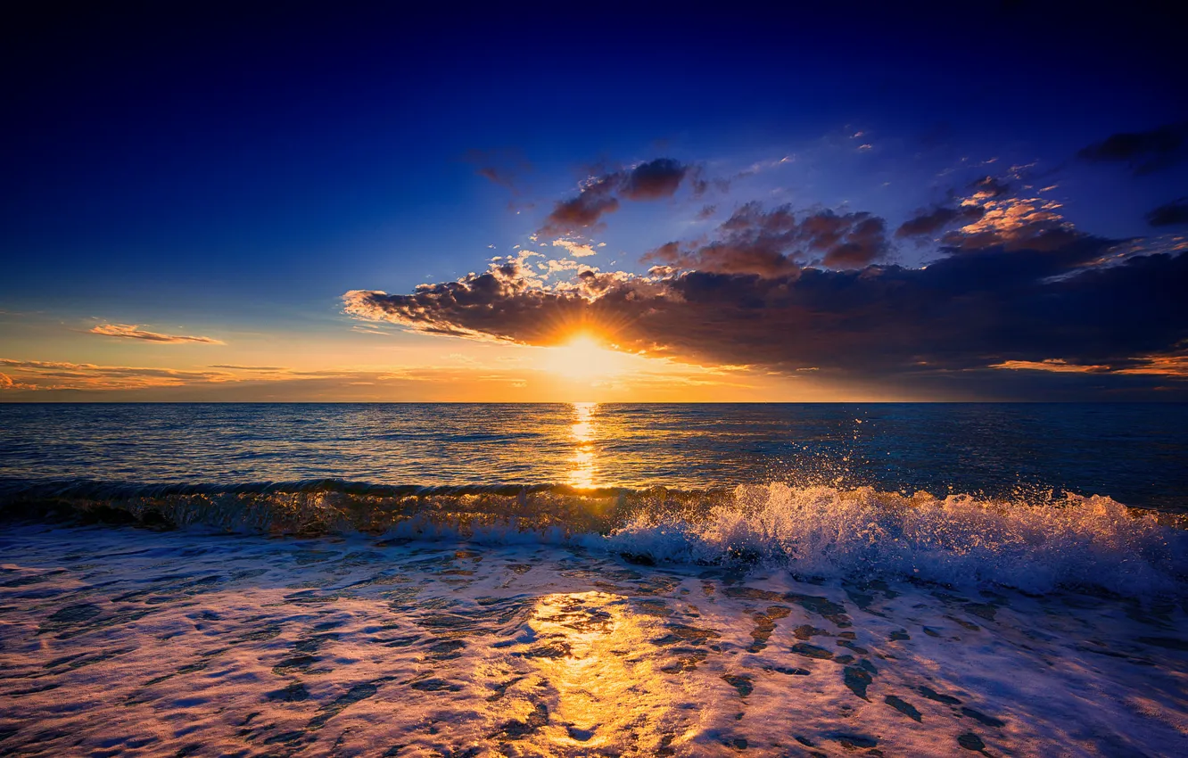 Фото обои море, небо, солнце, пейзаж, закат, тучи, волна, прибой