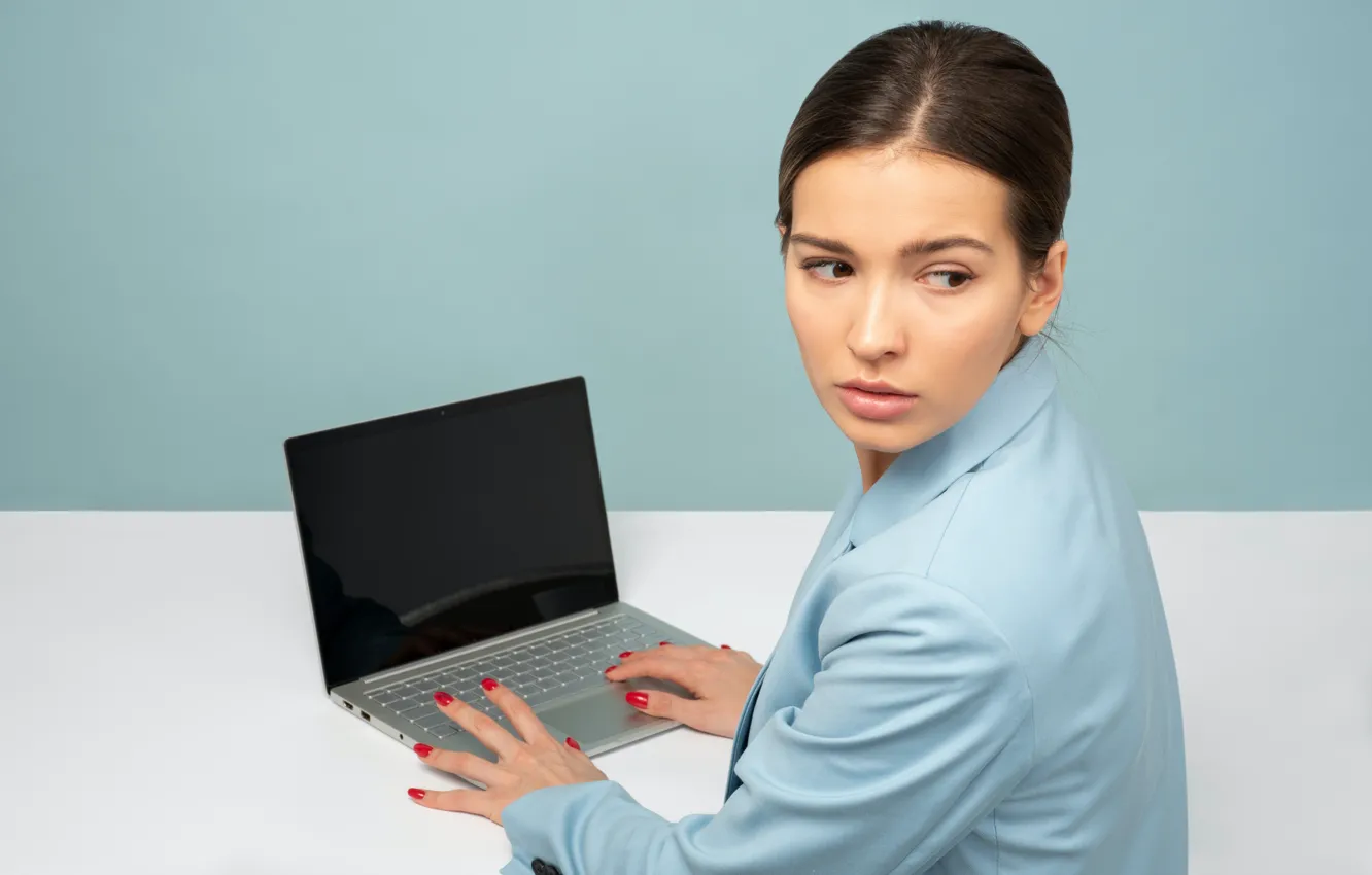 Фото обои работа, ноутбук, brown eyes, карие глаза, маникюр, очарование, manicure, laptop